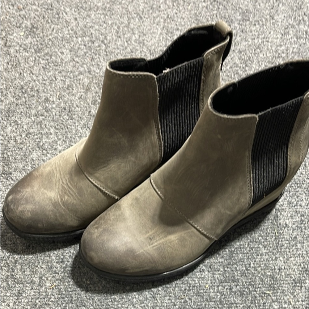 Sorel Women’s wedge boots, gray, size 8